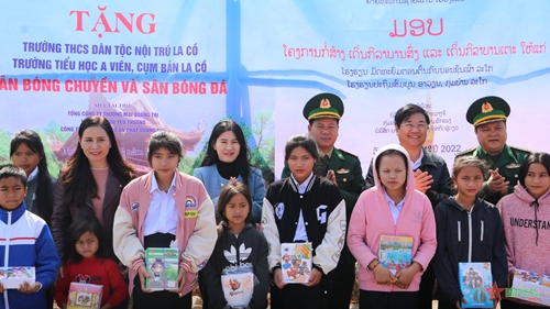 BĐBP Quảng Trị tặng công trình thể thao cho chiến sĩ và học sinh Lào

